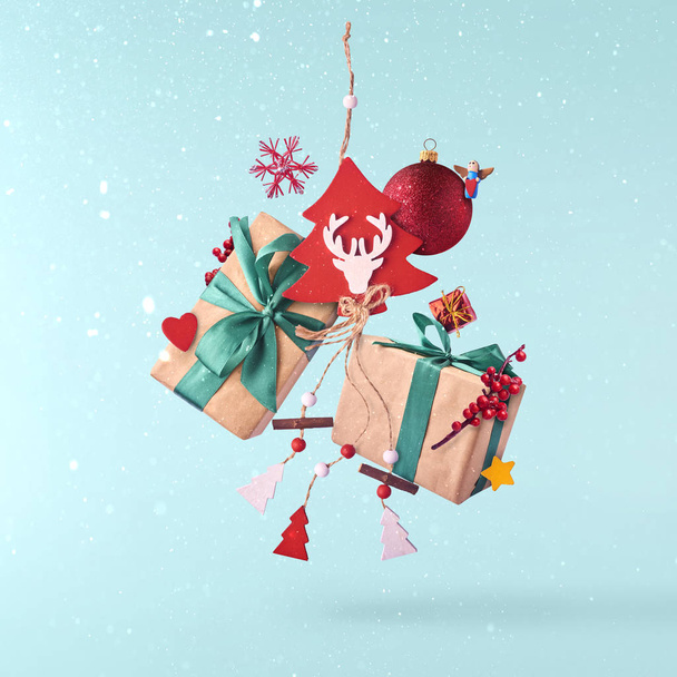 Noel kavramı. Yaratıcı Noel anlayışı hava hediye kutuları, Noel süsleri ve oyuncak mavi arka plan üzerinde düşen tarafından yapılmış. En az kavramı - Fotoğraf, Görsel