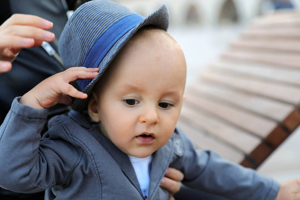 entzückender elf Monate alter Junge mit italienischem Hut und Anzugjacke. Nahaufnahme Porträt - Foto, Bild