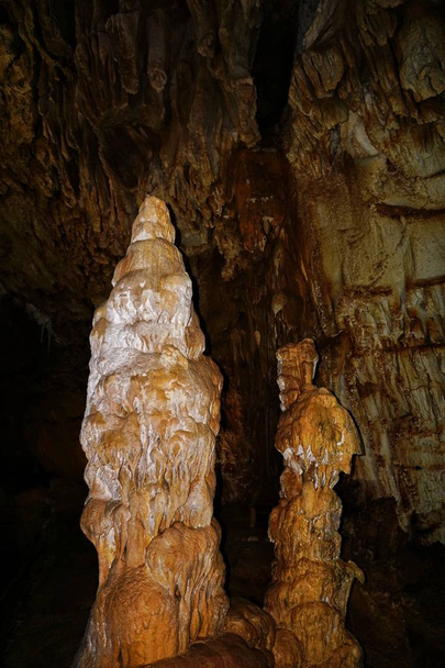 大理石の洞窟、Chatyr Dag 山、クリミア自治共和国。古代の鍾乳石、石筍、stalagnates.  - 写真・画像