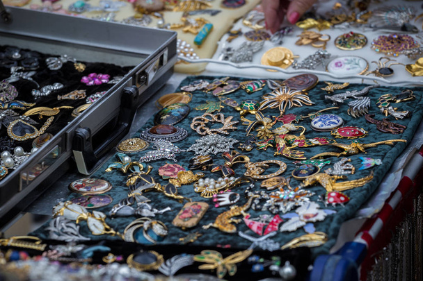 Coleção de broches antigos no mercado de fugitivos
 - Foto, Imagem