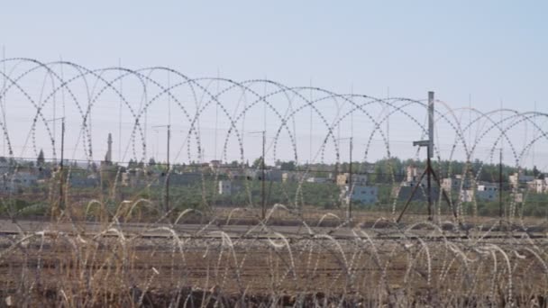 Hraniční plot mezi Izraelem a západním břehem. Elektronický plot ostnatým drátem. - Záběry, video