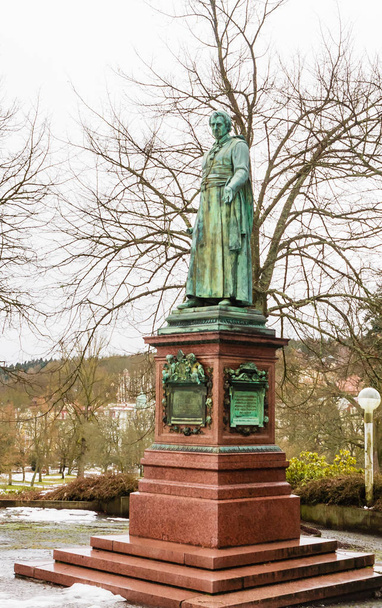 La estatua del abad Charles Kaspar Reitenberger que está de pie en la plaza de la Fuente Cantante. La estatua conmemora al fundador de la ciudad
 - Foto, Imagen