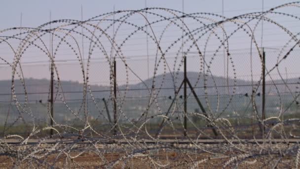 Borderhekje tussen Israël en de Westelijke Jordaanoever. elektronische hek van prikkeldraad. - Video
