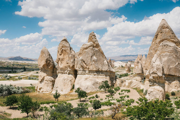 Belle vue sur les collines de Cappadoce. Un des sites touristiques de la Turquie. Tourisme, voyages, paysages magnifiques, nature
. - Photo, image