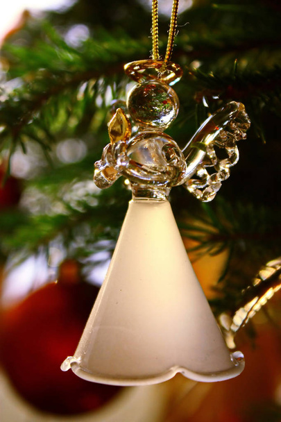 Игрушечное стеклянное украшение ангела на елке
 - Фото, изображение