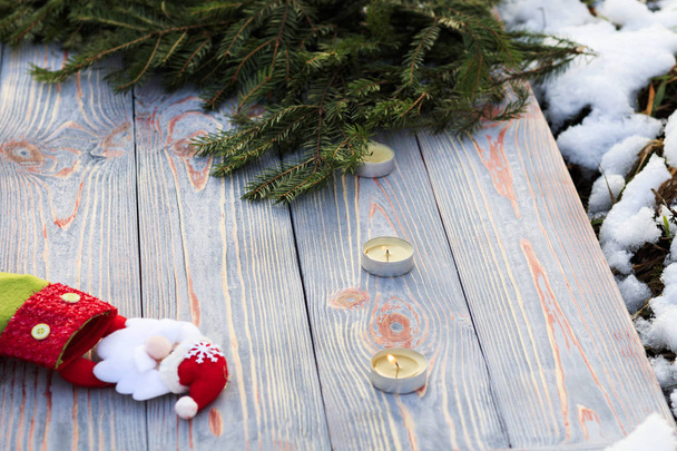 Ahşap arka plan üzerinde Noel çorap. Oyuncak ve Noel çorap, köknar dalı olduğunu. Noel ve yılbaşı süsleri. Şenlikli tatil kavramı. - Fotoğraf, Görsel