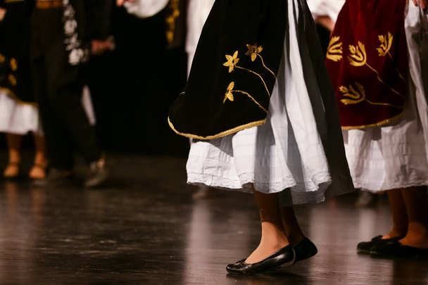 Młody serbski tancerze w tradycyjnych strojach. Folklor w Serbii. - Zdjęcie, obraz