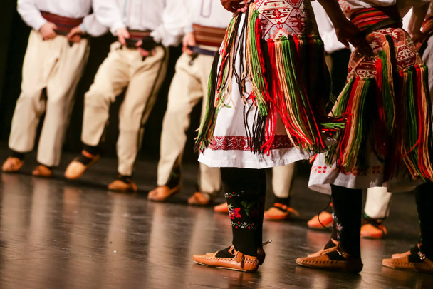 Geleneksel kostüm genç Sırp dansçılar. Folklor Sırbistan. - Fotoğraf, Görsel