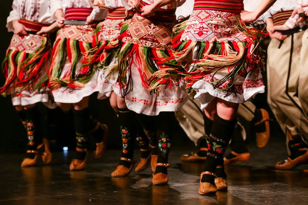 Jovens bailarinos sérvios em trajes tradicionais. Folclore da Sérvia
. - Foto, Imagem