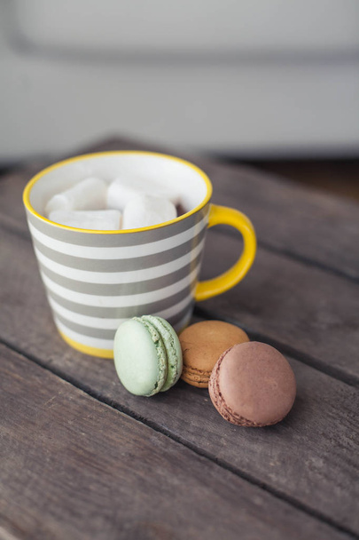 Šálek horkého kakaa s marshmallows na dřevěný stůl. Makronky. Dezert. Snídaně. Útulný. Podzim. - Fotografie, Obrázek