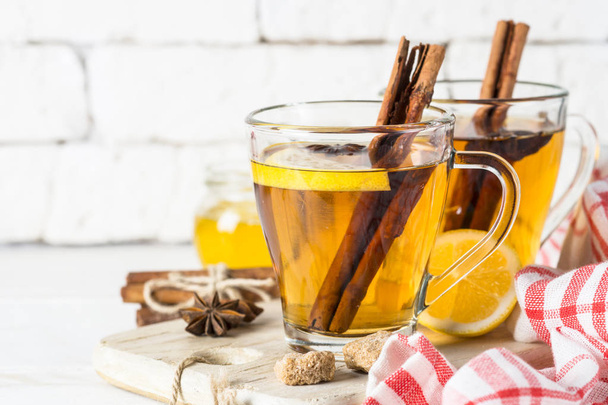 Tè caldo autunnale con miele di limone e spezie
 - Foto, immagini
