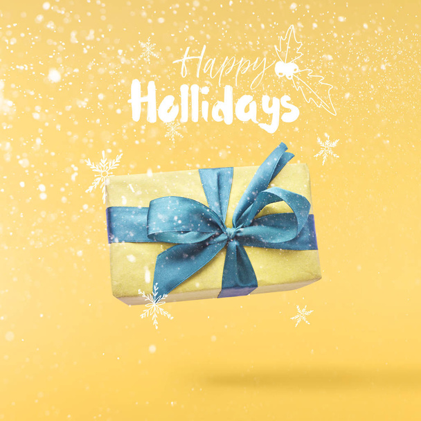 Concetto natalizio. Ideazione creativa di Natale fatta cadendo in scatola regalo d'aria su sfondo giallo. Concetto minimo
 - Foto, immagini