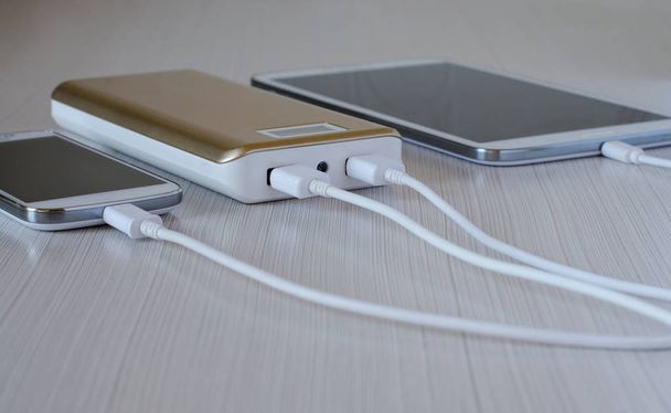 Powerbank charges the smartphone and tablet computer - Φωτογραφία, εικόνα