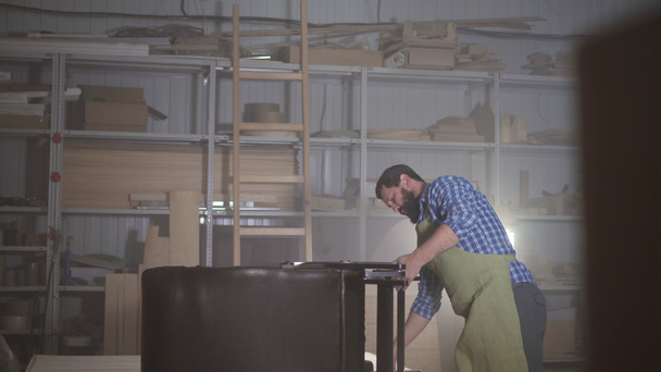 Mann mit Bart im Hemd in der Werkstatt - Filmmaterial, Video