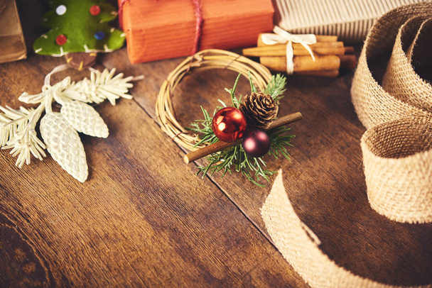 Fondo de Navidad. Un montón de cosas navideñas como adornos con cajas de regalo sobre fondo de madera. Concepto de preparación navideña
 - Foto, Imagen
