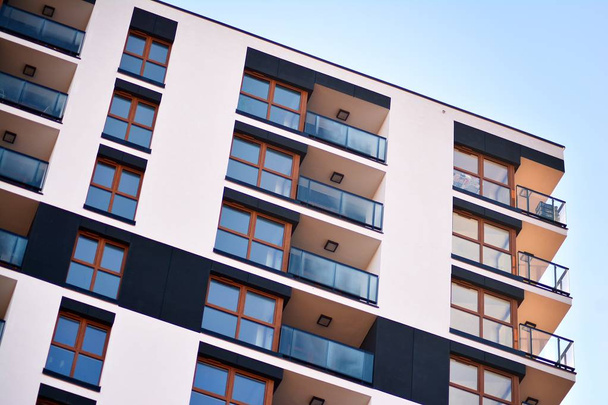Frammento di una facciata di un edificio con finestre e balconi. Casa moderna con molti appartamenti
. - Foto, immagini
