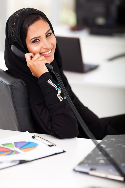 Arabian businesswoman talking on office phone - Foto, Imagen