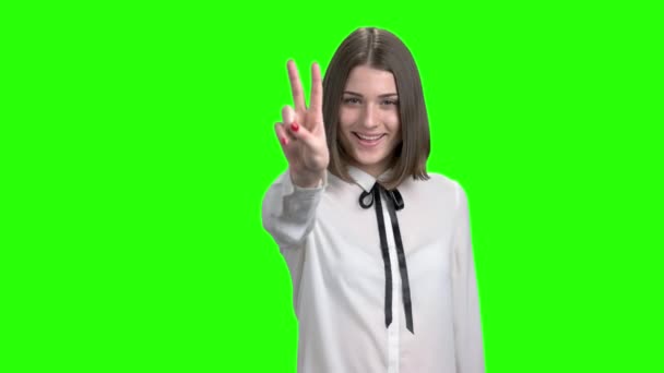 Chica adolescente en blusa blanca muestra gestos juveniles
. - Metraje, vídeo