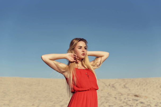 Summer walk on the hot sand dunes - Valokuva, kuva