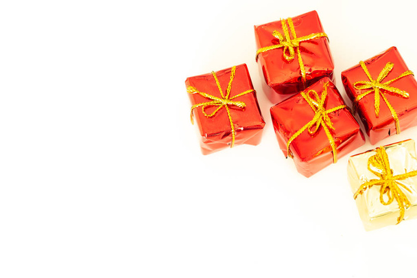 paquetes con regalos sobre fondo blanco con espacio vacío para deseos o dedicatorias
 - Foto, Imagen