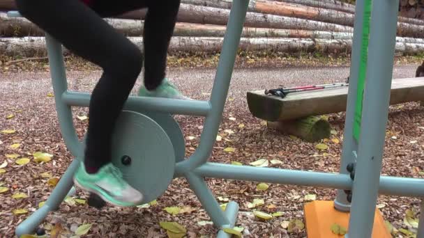 Kerékpáros edző az őszi erdő. A lány vonatok, a friss levegő. - Felvétel, videó