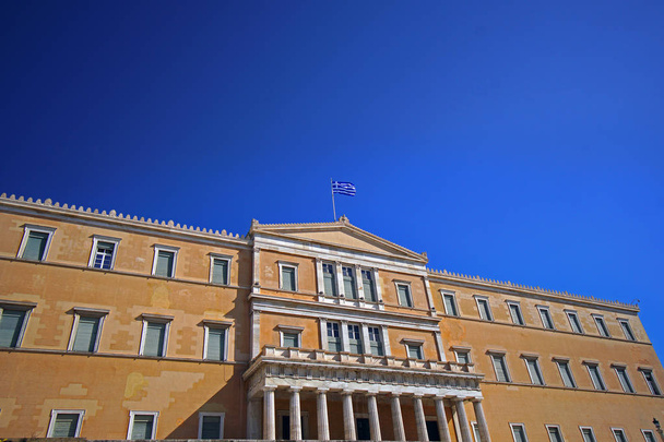 Palast des griechischen Parlaments in Athen an einem sonnigen Tag - Foto, Bild
