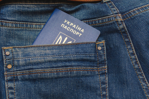 Passaporto biometrico ucraino nella tasca posteriore dei pantaloni blu scuro
. - Foto, immagini