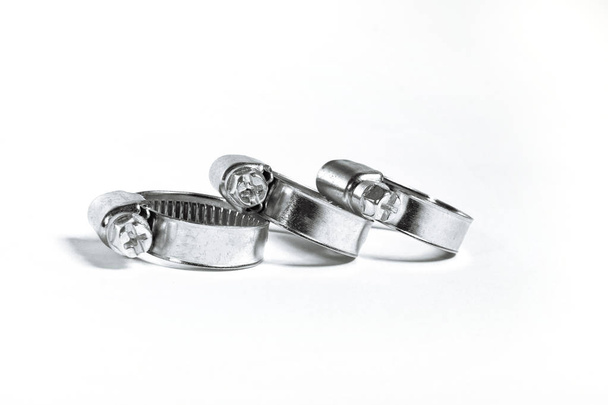 Nouveaux colliers de serrage métalliques avec raccord fileté pour tuyaux, acier inoxydable, petite taille sur fond blanc isolé close-up
 - Photo, image