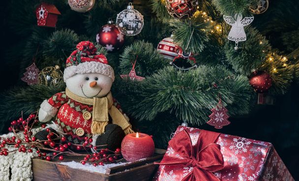 Рождественская елка с украшениями и подарками на дому
 - Фото, изображение