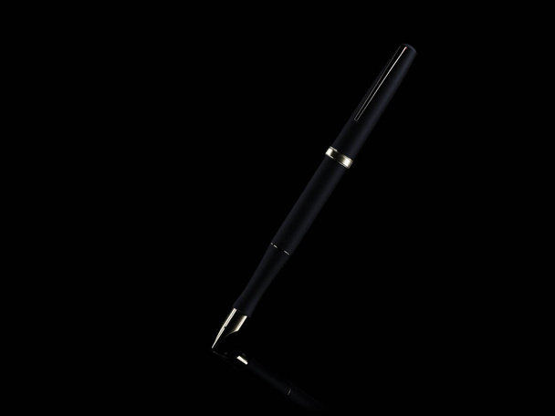 Classic fountain pen isolated on black background. 3d rendering illustration. Fountain pen closeup. - Foto, Imagen