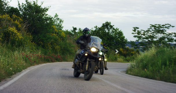 italia, colline toscane, macchina fotografica di motociclisti sulla strada di montagna divertendosi e godendo di strada
. - Filmati, video