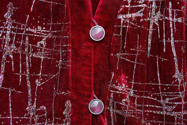 piros textúra vörös Bársony ruhát és két gomb - Fotó, kép