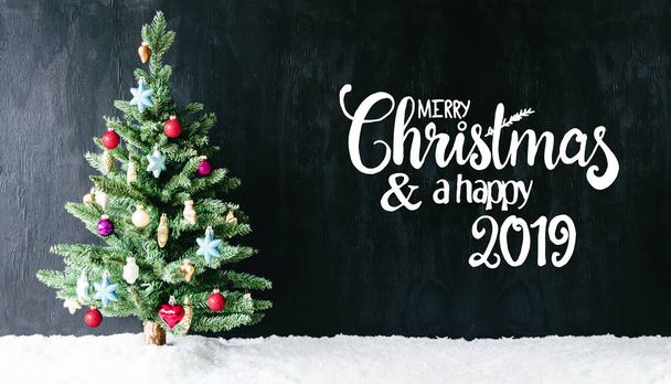 leuchtend bunt geschmückter Baum, Kalligraphie frohe Weihnachten und glückliches 2019 - Foto, Bild