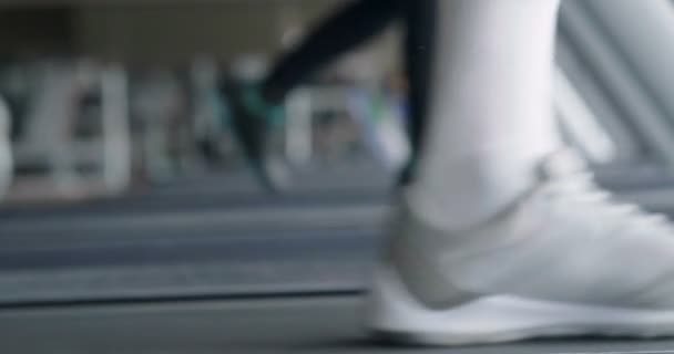 zpomalené video běžících lidí běžících pásů v tělocvičně  - Záběry, video