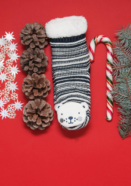 Vánoční ponožky a ozdoby na červeném pozadí. - Fotografie, Obrázek