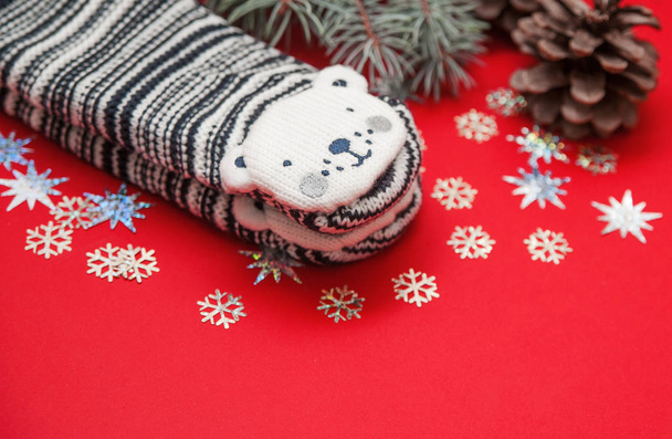 Рождественские носки и украшения на красном фоне
. - Фото, изображение