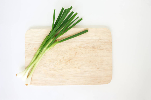 зеленый лук овощной нарезки доска природы пища на белом фоне
 - Фото, изображение