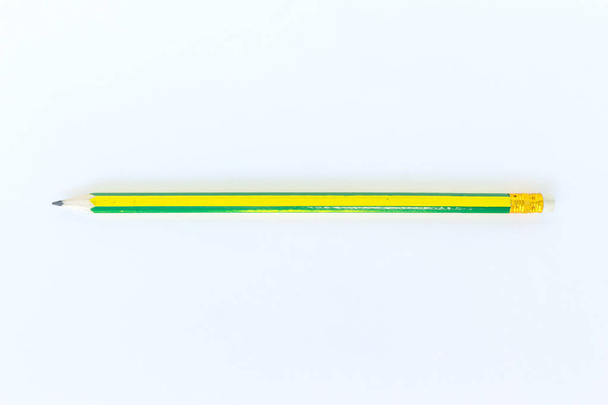 zöld, sárga Ceruza eszköz art fehér háttér - Fotó, kép