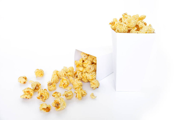Popcorn weiße Schachtel auf weißem Hintergrund - Foto, Bild