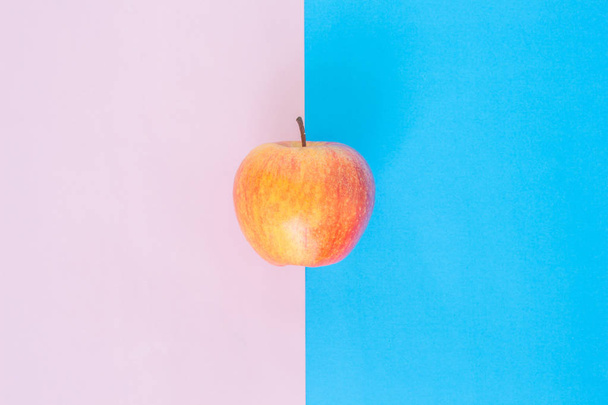 Czerwone jabłko na tle serenity różowy Kwarc niebieski - Zdjęcie, obraz