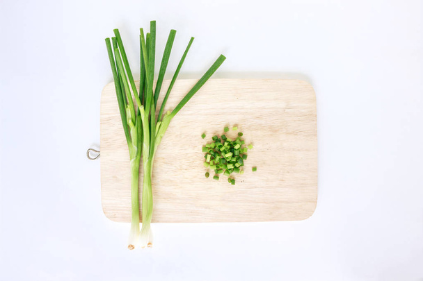 grüne Zwiebel Gemüse Schneidebrett Natur Lebensmittel auf Schneidebrett Hintergrund - Foto, Bild