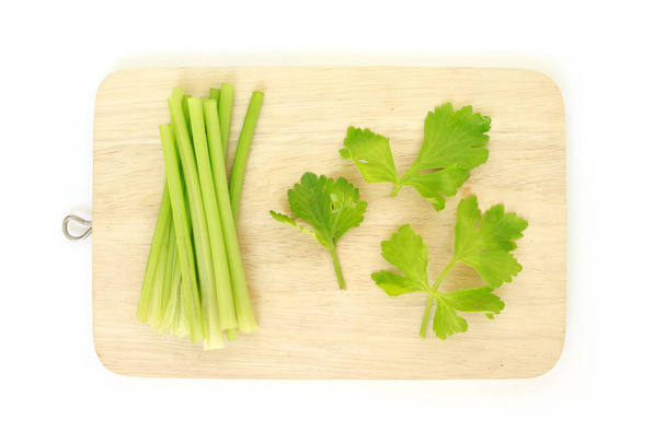 セロリ葉茎野菜有機食品健康自然まな板ホワイト バック グラウンドに - 写真・画像