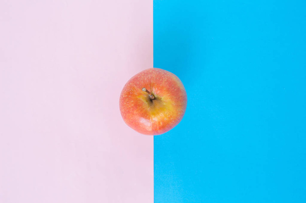 Czerwone jabłko na tle serenity różowy Kwarc niebieski - Zdjęcie, obraz