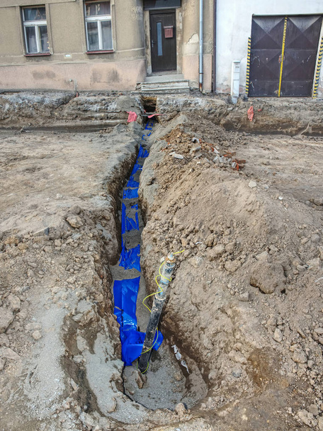 Instalação de novos tubos de água na rua da cidade velha, trabalhos de manutenção, escavação, reparação, novo tubo de água
. - Foto, Imagem
