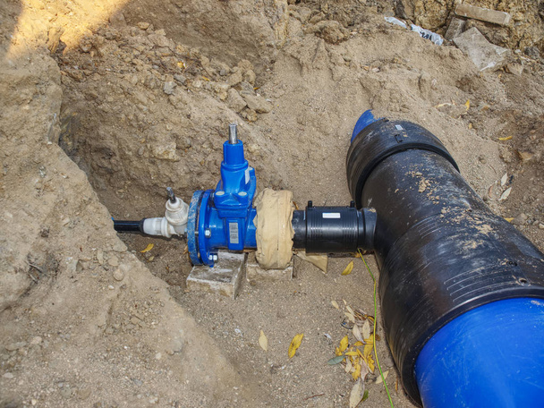 厚肉パイプ管。Hdpe 飲料水貯留管、Hdpe のパイプライン。建設現場で地面に長いプラスチック チューブ - 写真・画像