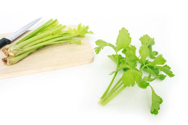 Сельдерей стебель нож овощной органические продукты питания здоровой природы разделочная доска на белом фоне
 - Фото, изображение
