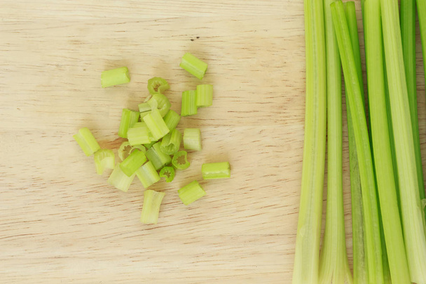 kus stonku celeru vlasové rostlinné organické potraviny zdravé přírody na bílém pozadí - Fotografie, Obrázek