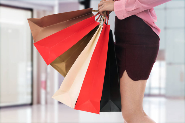 woman holding shopping bag at the mall - Foto, Imagem