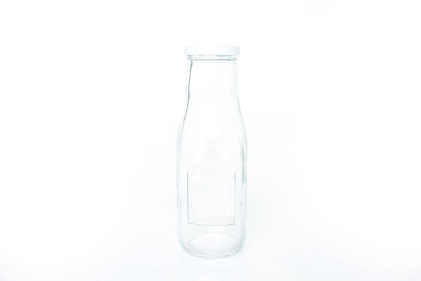 szklana butelka pusta jasne na białym tle - Zdjęcie, obraz