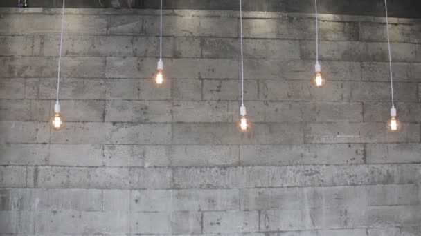 Пятикратное винтажное ретро, висящие лампочки, кадры со склада
 - Кадры, видео